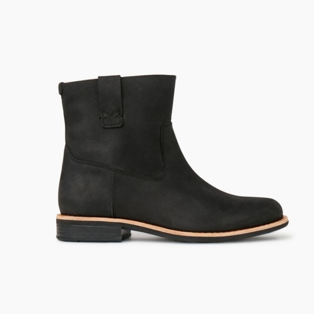 Roots shorty leather boot in black, size US 6.5